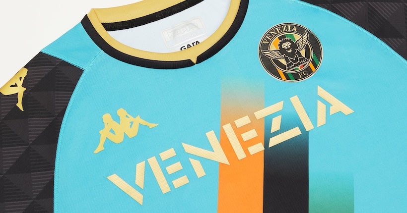 En images : Venezia et Kappa frappent encore avec leur 3e maillot “lagoon”