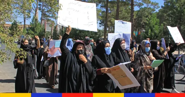 L’Afghanistan attend son nouveau gouvernement, des femmes manifestent pour leurs droits