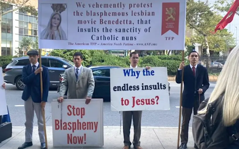 Vidéo : à New York, des catholiques protestent contre la projection de Benedetta
