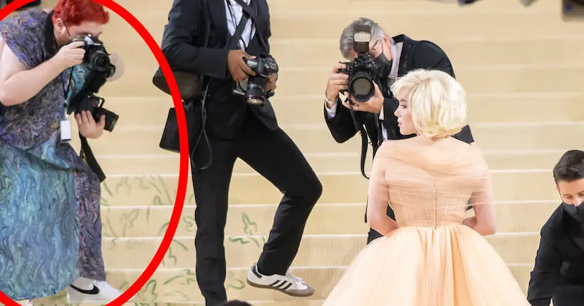 Mais qui est l’artiste qui a photobombé le tapis rouge du Met Gala 2021 ?