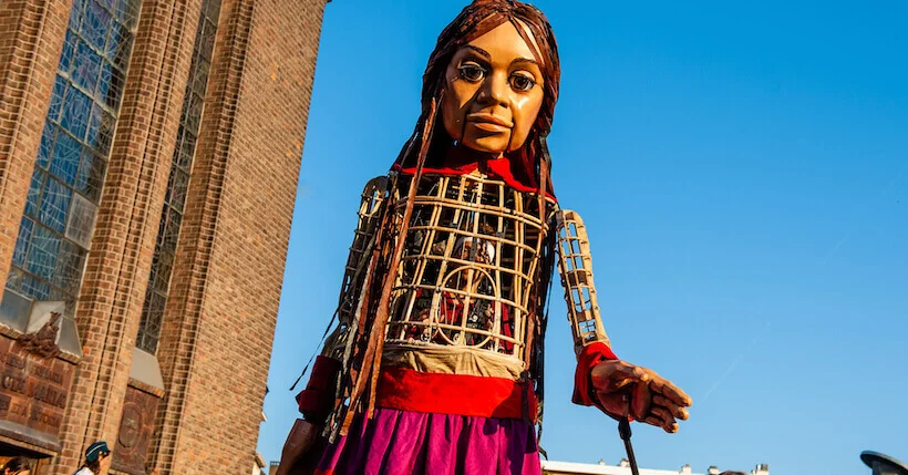 La marionnette Amal, porte-voix des enfants en exil, dans les pas des migrants à Calais