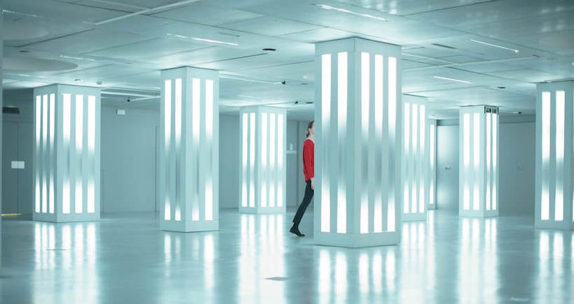À Paris, Visual System révèle une installation de “forêt” lumineuse et immersive