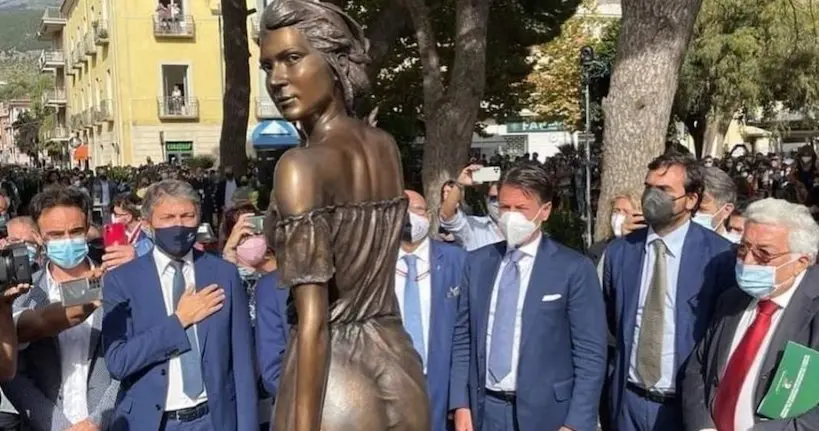 En Italie, une sculpture qualifiée de “gifle sexiste” fait polémique