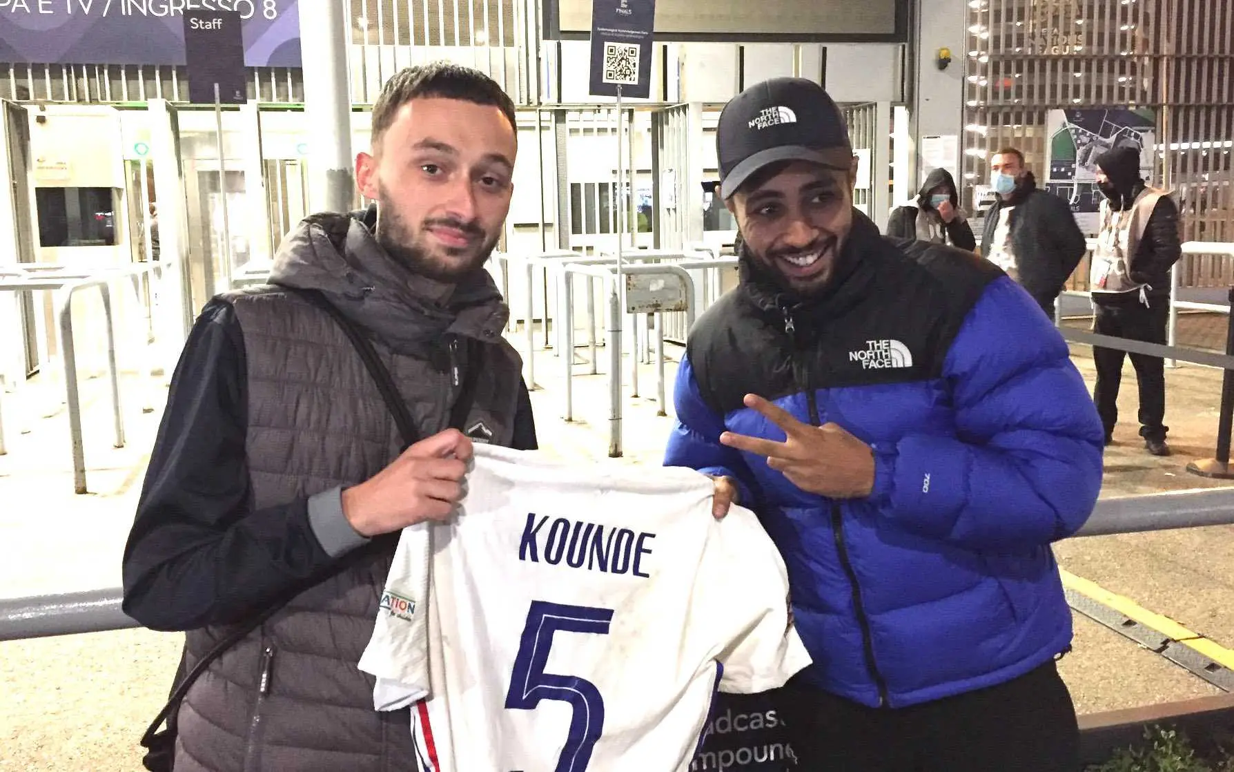 C’est quoi cette histoire du maillot de Jules Koundé volé par un rappeur ?