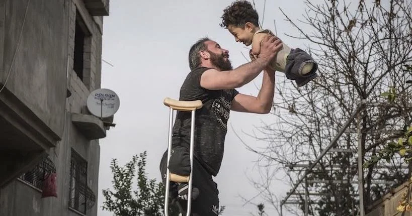Ce que raconte cette photo d’un père et son fils victimes de la guerre en Syrie