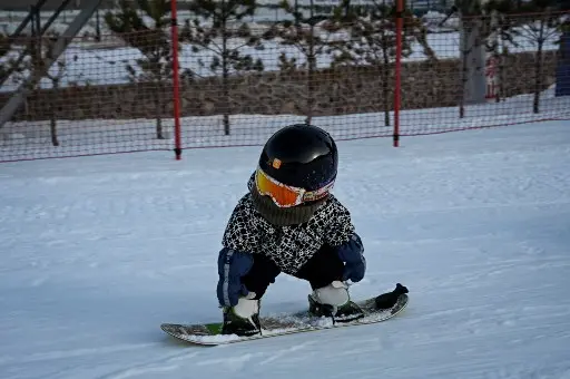 À 11 mois, cette petite fille fait déjà mieux du snowboard que nous tous