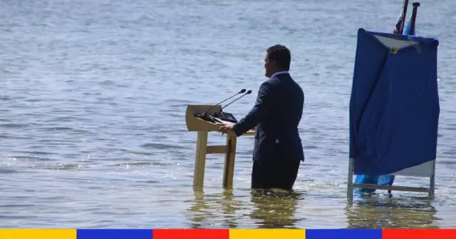 Climat : en costume cravate et les jambes dans l’eau, un ministre lance un avertissement au monde