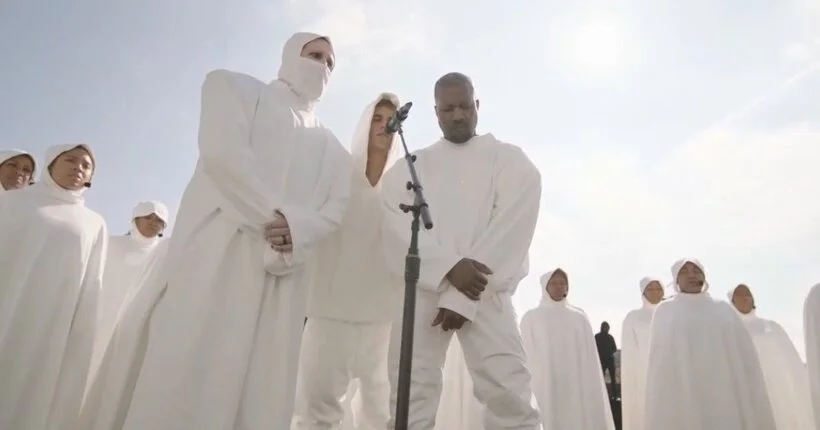 Kanye West et Justin Bieber lavent Marilyn Manson de ses péchés dans un office religieux surréaliste