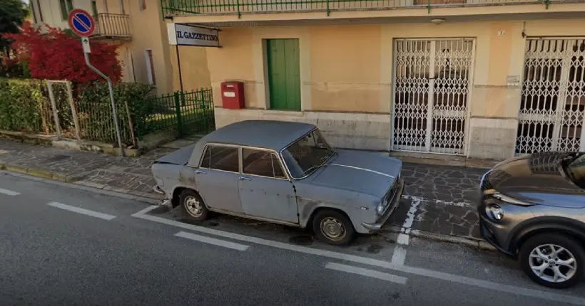 Garée au même endroit depuis un demi-siècle, une voiture devient un monument historique