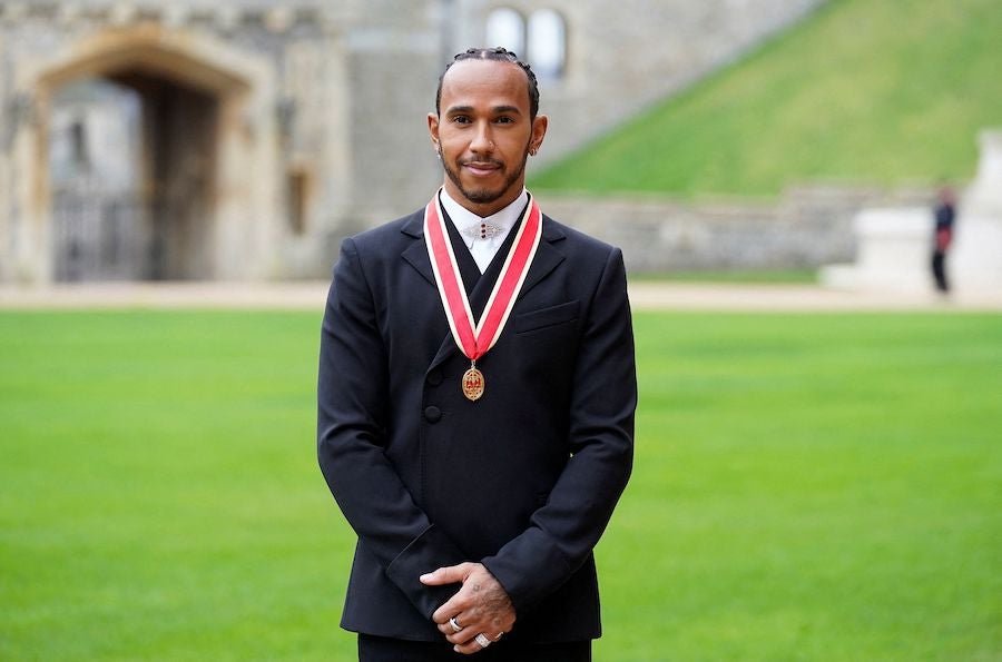 Sir Lewis Hamilton a officiellement été anobli par le prince Charles
