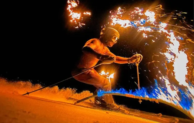 Dans la nuit, le skieur Julien Lizeroux slalome entre 100 torches enflammées