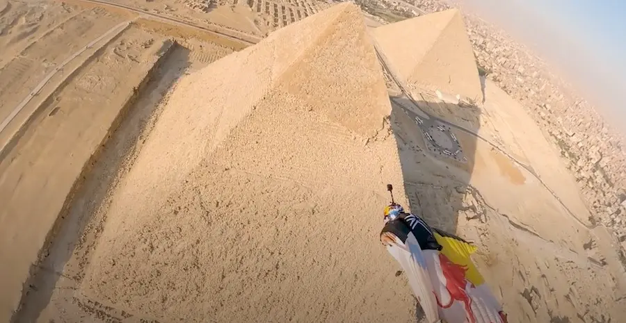 L’impressionnante performance de deux hommes en wingsuit qui volent au-dessus des pyramides de Gizeh à 250km/h