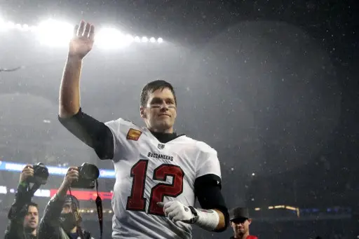 Tom Brady, le plus grand joueur de l’histoire de la NFL, prend officiellement sa retraite