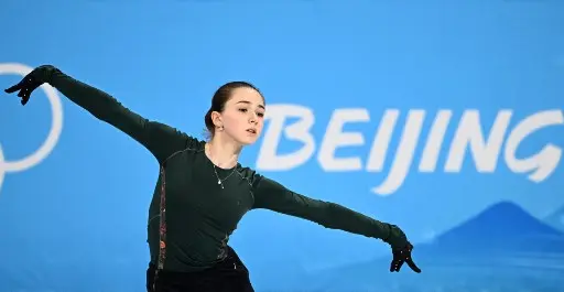 Pourquoi la patineuse russe Kamila Valieva, testée positive au contrôle antidopage, peut-elle continuer les JO d’hiver ?