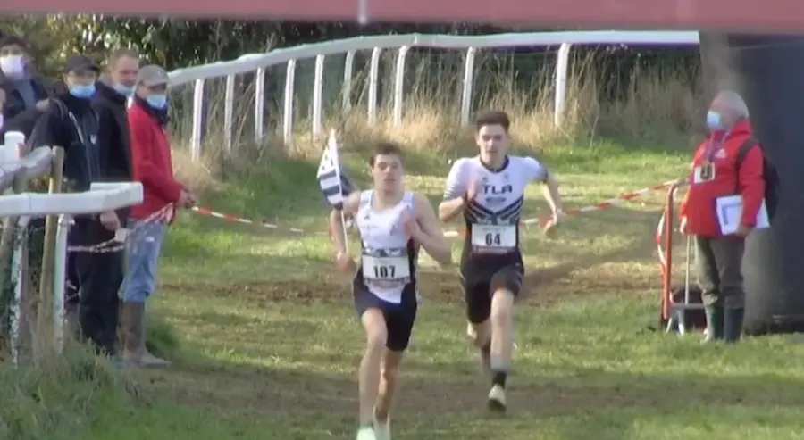 Il s’empare d’un drapeau breton pour fêter sa victoire, il se fait doubler sur la ligne d’arrivée