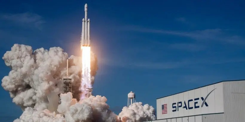 Il remporte une place pour un vol SpaceX et doit la céder en raison de son poids
