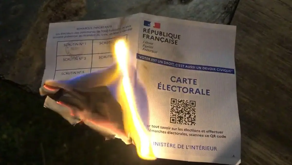 Soutien de Mélenchon, le réalisateur Xavier Beauvois a brûlé sa carte électorale