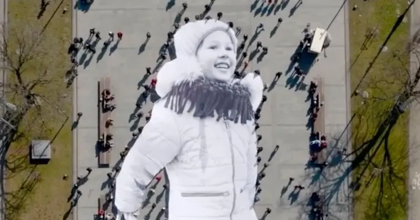 À Paris, l’artiste JR déploie le sourire d’une enfant ukrainienne réfugiée