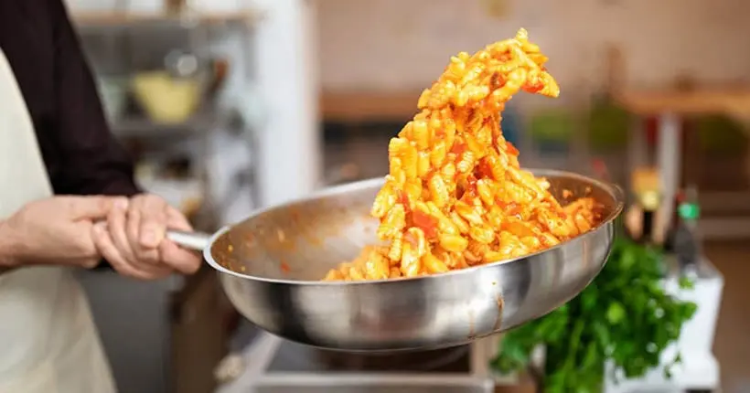 Cette vidéo indispensable vous apprend à remuer vos pâtes à la poêle (comme les Italiens)