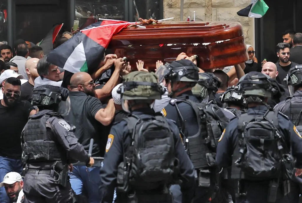 Le cercueil de la journaliste Shireen Abu Akleh manque de tomber alors que l’armée israélienne disperse la foule devant l’hôpital