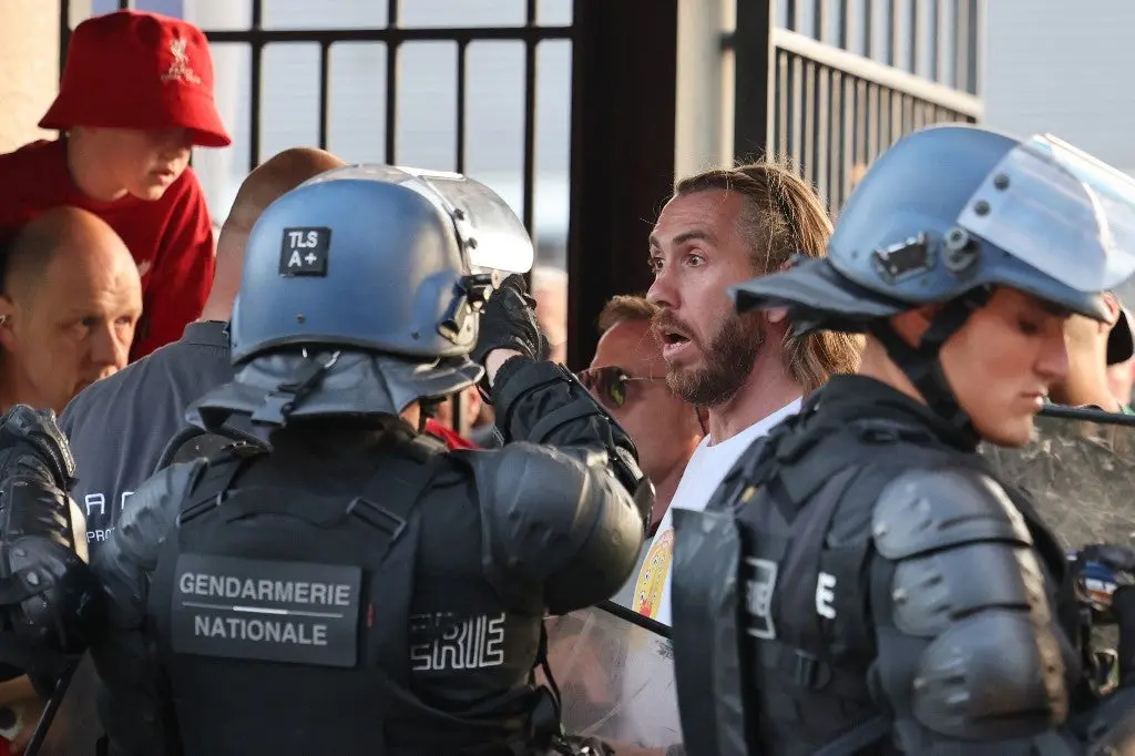 Faux billets, gaz lacrymo et fiasco dans la gestion des supporters : que s’est-il passé au Stade de France avant la finale de la Ligue des Champions ?