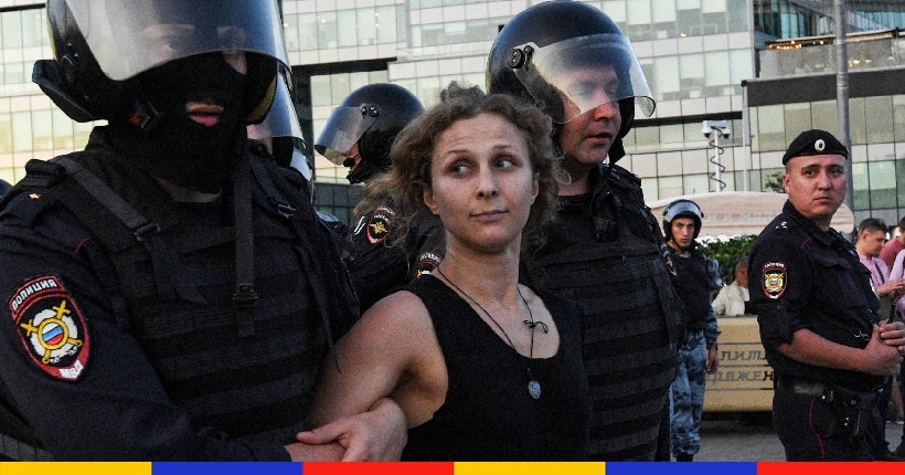 Russie : une militante de Pussy Riot quitte le pays déguisée en livreuse de repas