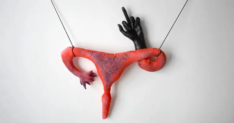 “Utérus doigt d’honneur” et “vagin ailé” : les œuvres intrigantes d’Annette Messager