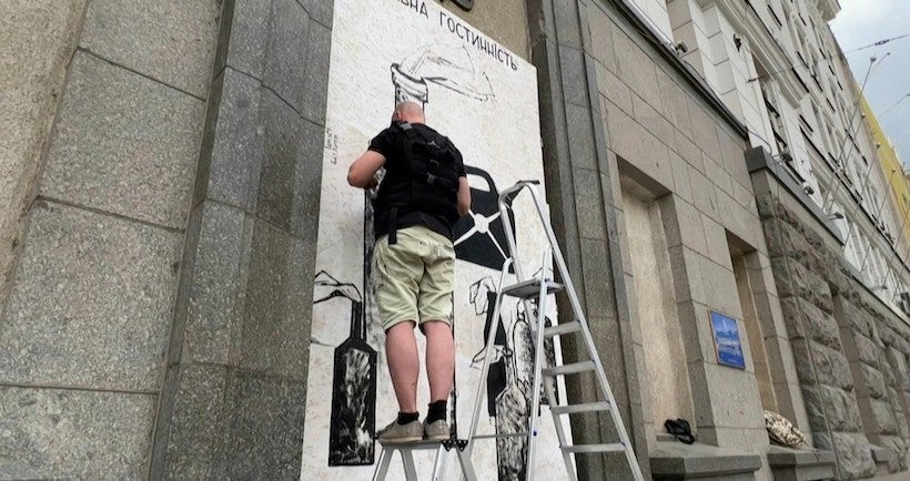 Qui est Gamlet, le street artiste qui a “l’ordre” de peindre en Ukraine ?