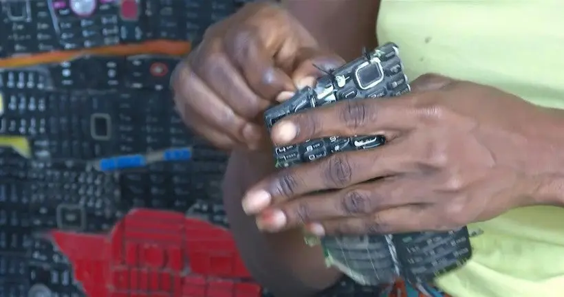 En Côte d’Ivoire, des téléphones usagés transformés en œuvres d’art