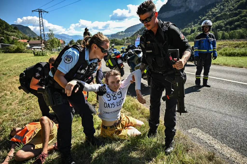 Qui étaient les manifestants qui ont fait arrêter le Tour de France lors de l’étape de mardi ?