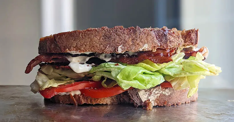 Pourquoi le BLT est le vrai roi des sandwichs d’été ?