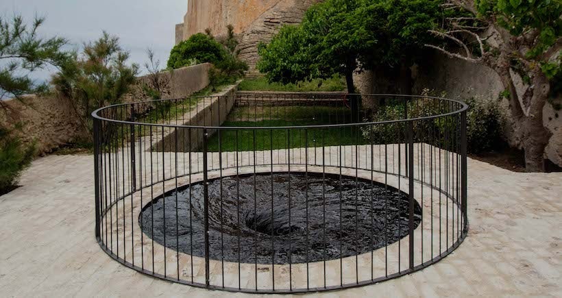 Grand trou noir et lune liquide : d’impressionnantes installations sont exposées en Corse