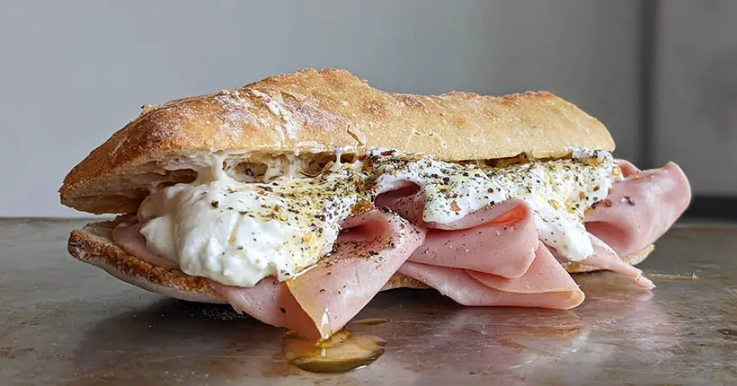 Dans un monde sans moutarde et sans mayo, vos sandwichs ont besoin de… burrata