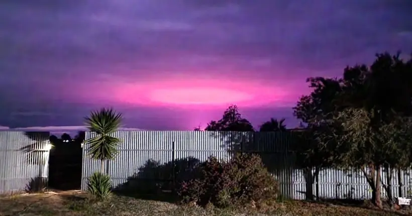 Mais d’où vient cet étrange halo de lumière rose capturé dans le ciel australien ?