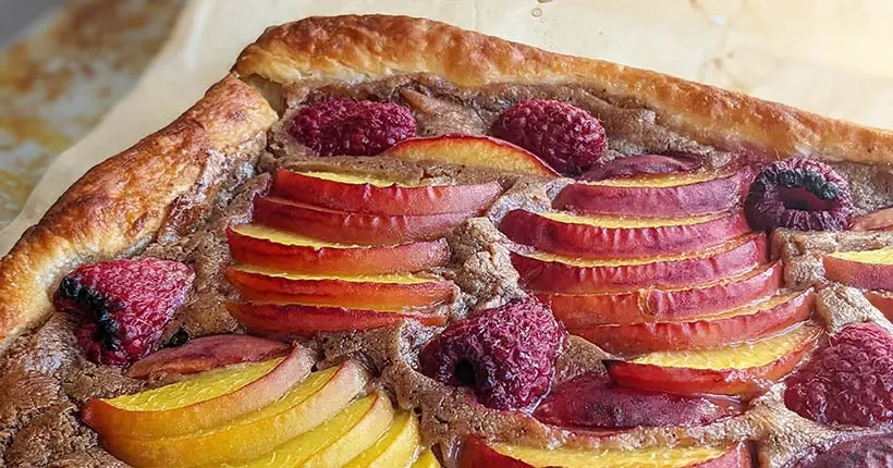 Une petite tarte aux pêches (avec du mascarpone fouetté au beurre de granola parce que pourquoi pas)