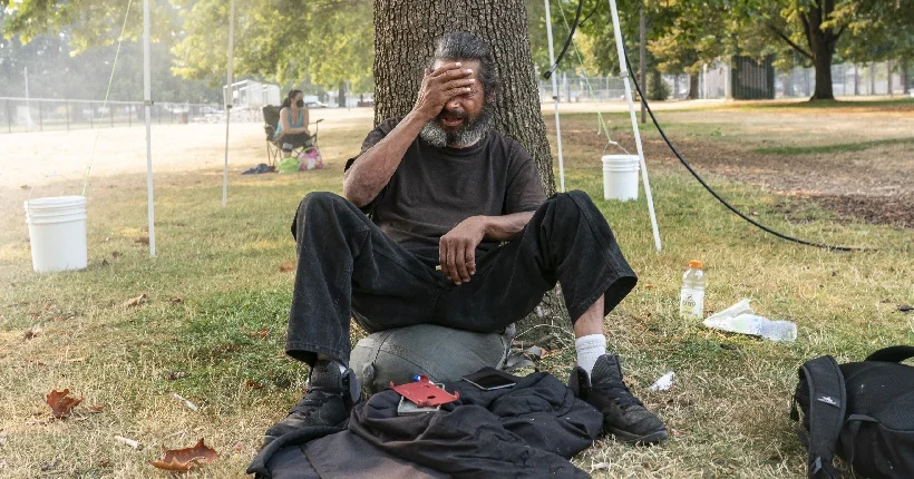 “Si on s’assoit dehors, on brûle” : pour les sans-abri, la canicule à Paris est un véritable enfer