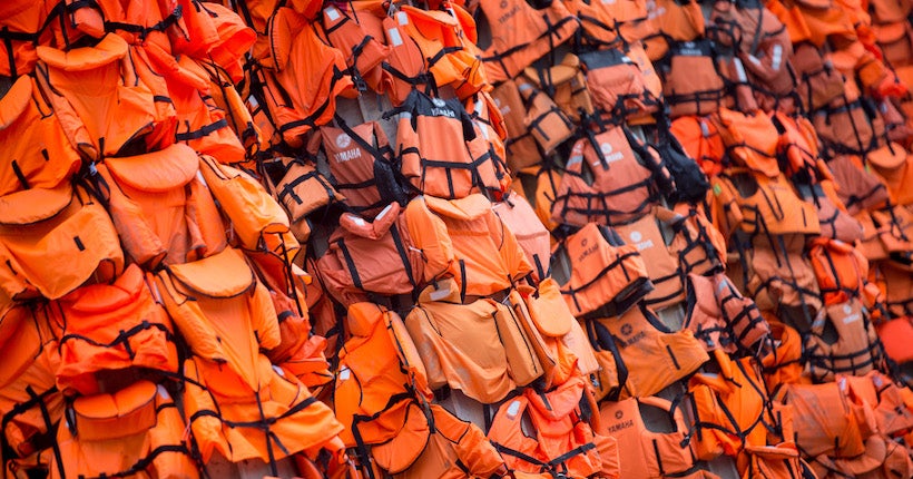Pourquoi Ai Weiwei a-t-il installé 2 000 gilets de sauvetage le long de remparts québécois ?