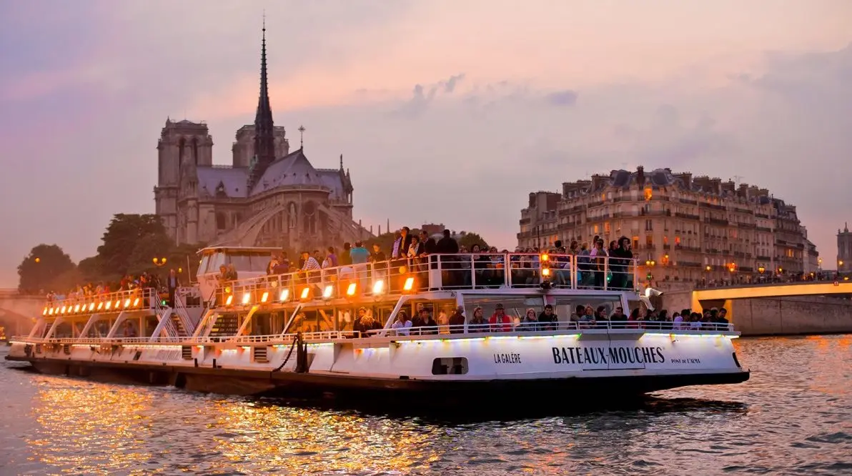 Café de Flore et Bateaux-Mouches : on a sillonné le Paris des touristes (pour voir si ça valait le coup)