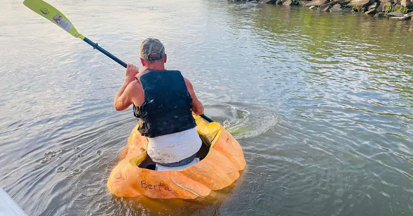 Ce génie fabrique un bateau avec un giga potiron (et bat logiquement un record du monde)