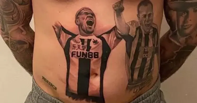 Un supporter de Newcastle se fait tatouer le visage d’un joueur, ce dernier l’invite à passer la journée chez lui