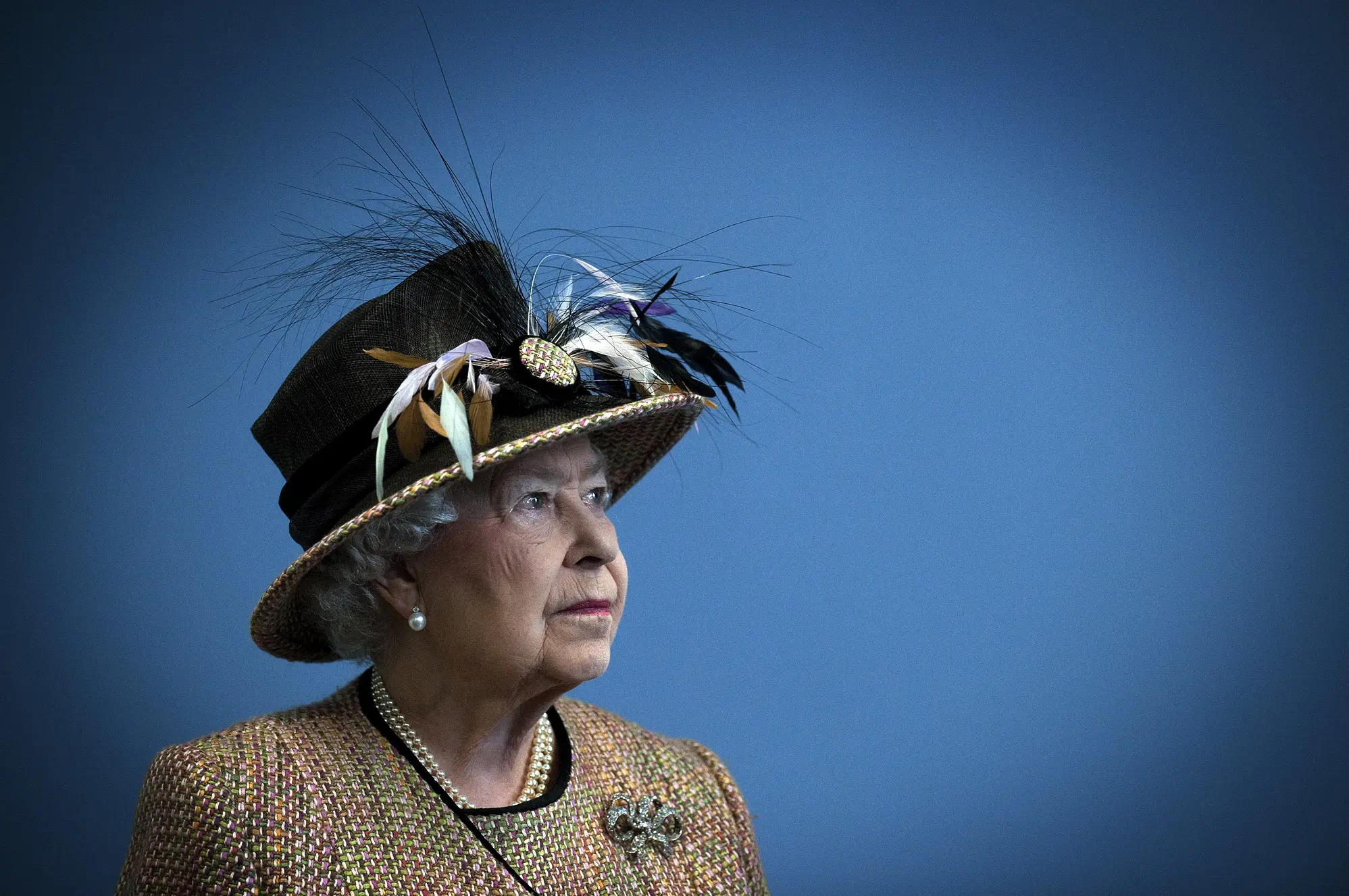 La reine Elizabeth II, un look unique entre chapeaux, couleurs vives et gants immaculés