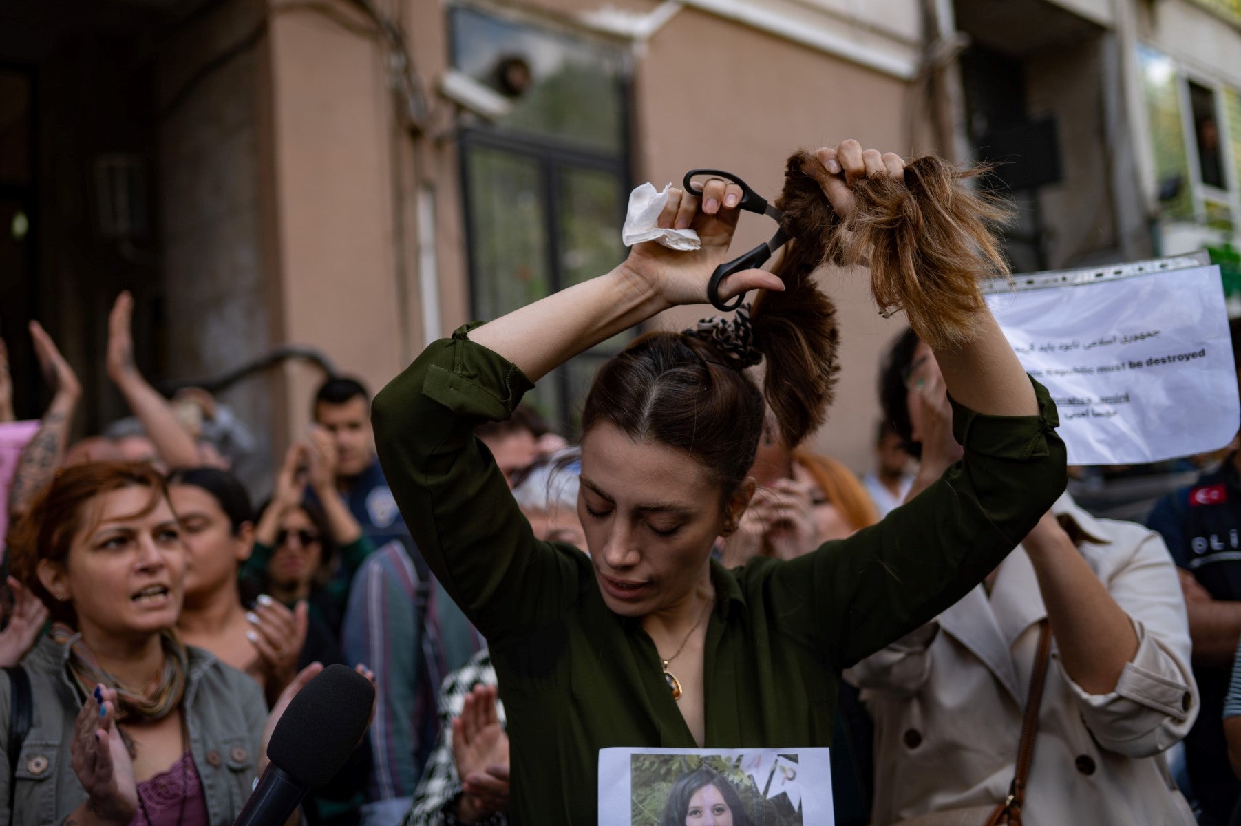 “Ça pourrait être moi” : en Iran, la révolte des femmes après la mort de Mahsa Amini