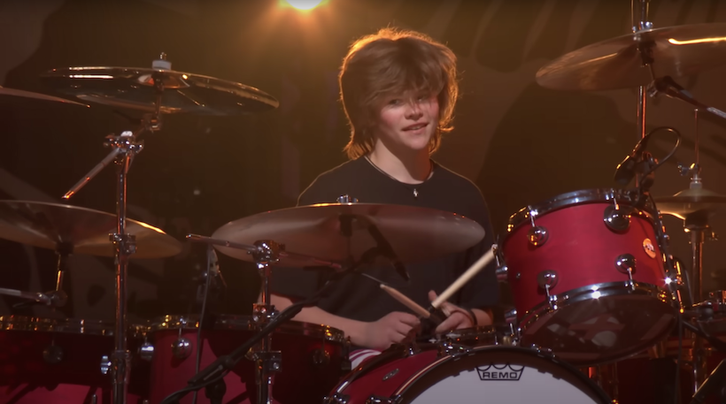 “Mon père, ce héros” : le fils de Taylor Hawkins reprend magistralement la batterie de son père sur scène pour le plus beau des hommages