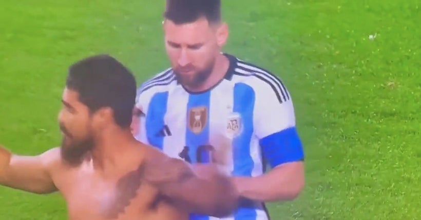 Lionel Messi sait tout faire sur un terrain, y compris signer des autographes en plein match