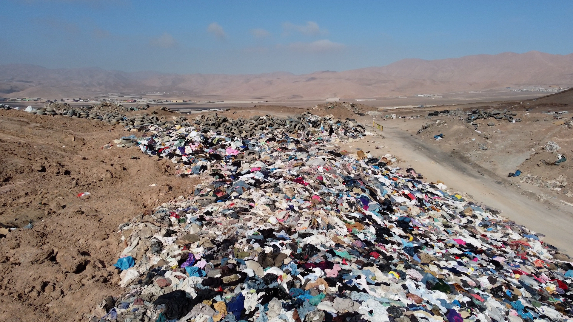 Cimetière de vêtements à ciel ouvert : les impacts catastrophiques de la fast fashion au Chili