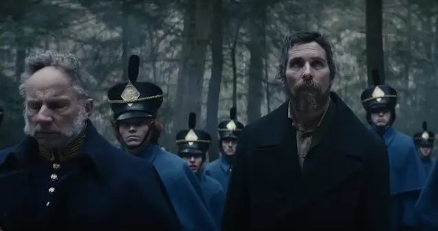Détective Christian Bale mène l’enquête pour Netflix dans le trailer de Pale Blue Eye