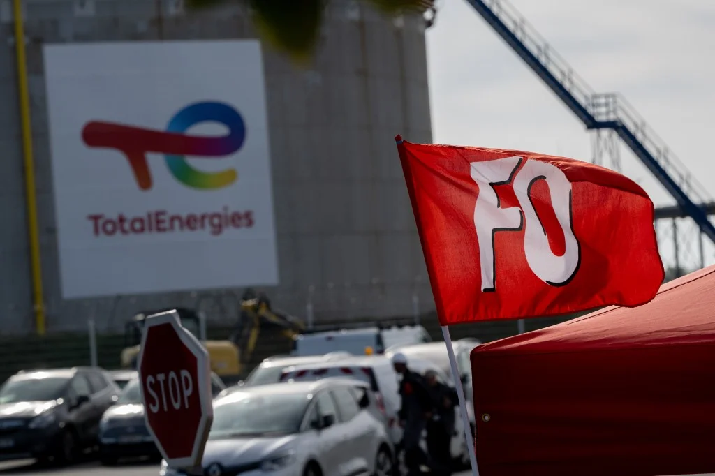 Pénurie d’essence : TotalEnergies promet une prime et des augmentations à ses salariés du monde entier