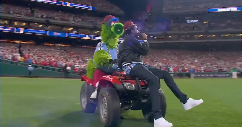 Quand Meek Mill hype le public des Phillies avec son intro légendaire, avant de repartir en gova avec la mascotte