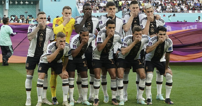 Pourquoi les joueurs allemands ont mis la main devant leur bouche sur la photo d’avant-match ?