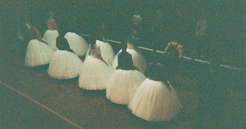 On a filé un appareil photo jetable au ballet de Lyon (et voilà le résultat)
